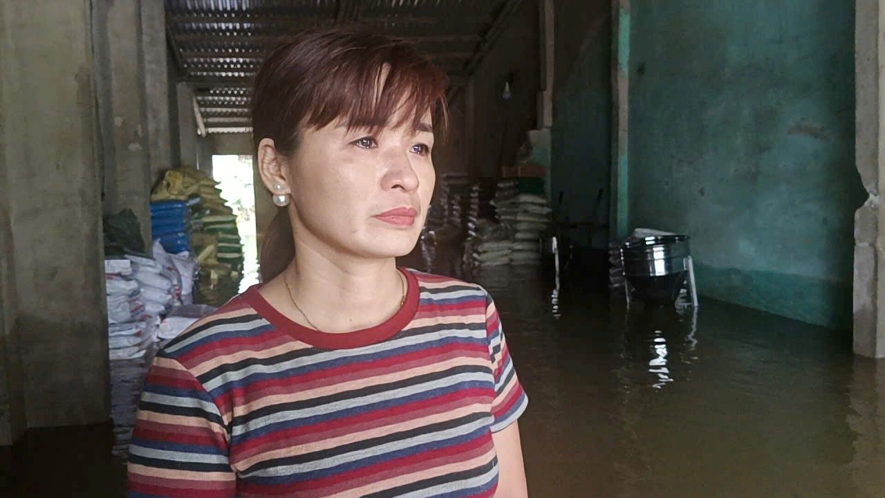Chi Le Thi Quyen (o xa Thuong Xuan) bat khoc vi chi sau mot dem, khoi tai san hang tram trieu bi “cuon” theo dong nuoc lu. Anh: Quach Du
