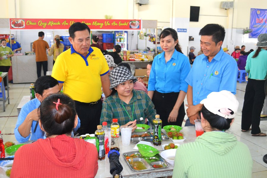 Dai dien lanh dao LDLD tinh Ca Mau cung dai dien Ban Chap hanh CDCS Cong ty tham hoi ve chat luong bua an va cong viec cua doan vien, nguoi lao dong. Anh: Thieu Vu