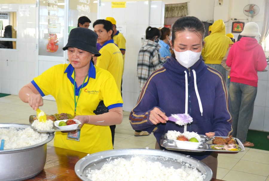 Doan vien, nguoi lao dong phan khoi, vui ve tro chuyen tham du “Bua com Cong doan”. Anh: Thieu Vu