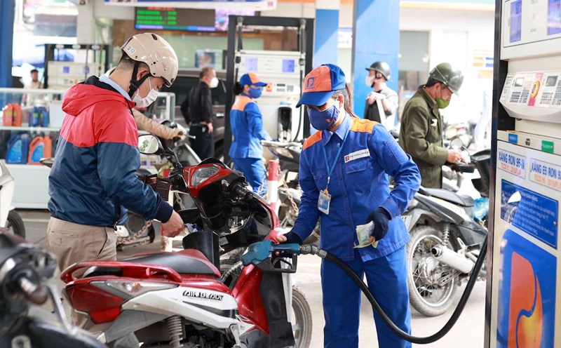 Gasoline prices are forecast to increase from about 360-510 VND/liter on the afternoon of August 28. Photo: Hai Nguyen