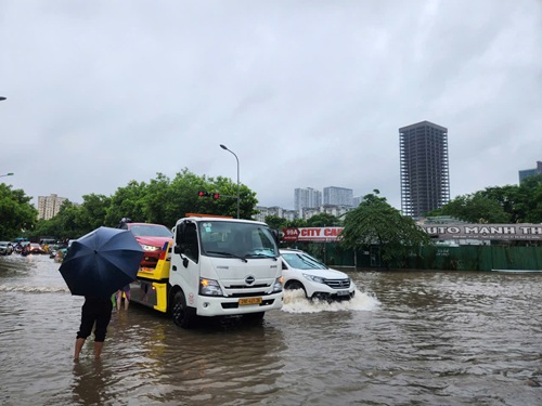 Nhieu tuyen duong ngap sau, thoat nuoc cham. Anh: Minh Hanh