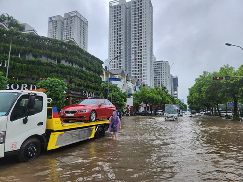 Nhieu phuong tien di vao vung nuoc ngap sau chet may phai dung xe cuu ho. Anh: Minh Hanh