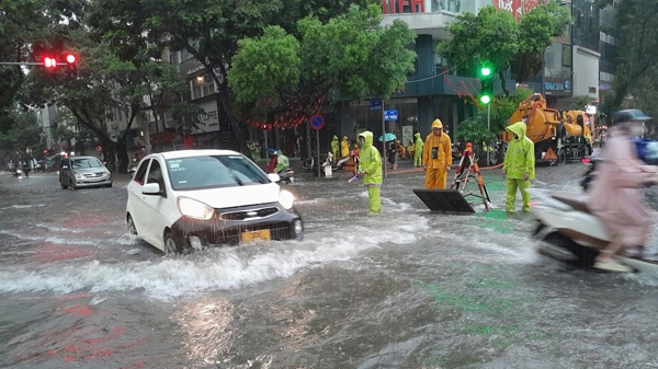 Hanoi opens all the floodgates of the reservoirs to drain water. Photo: Duy Dong