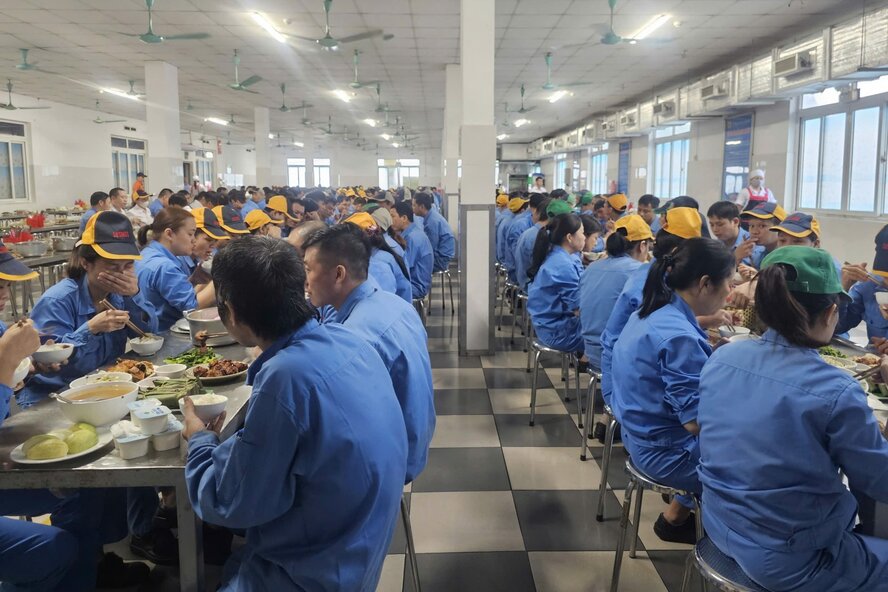 55% 푸토 지역 Cosmos1 기술 유한 회사 노동자들의 따뜻한 노동조합 점심 식사. 사진: 탄 민.
