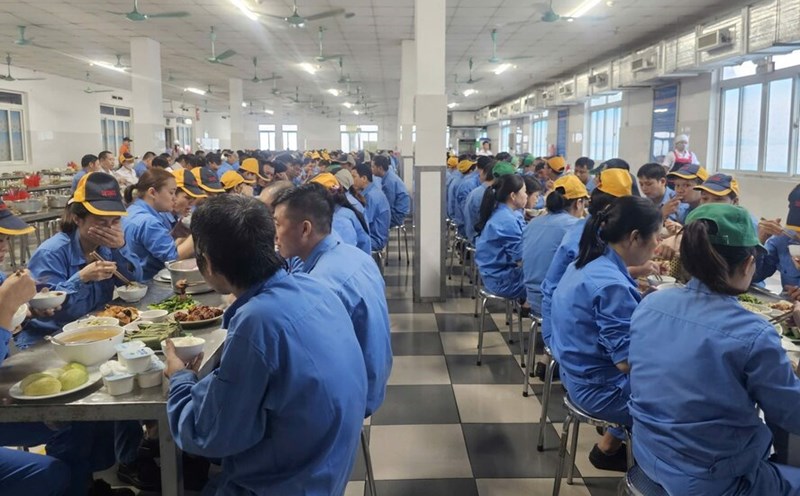 Warm "Union Meal" of union members and employees of Cosmos1 Technology Co., Ltd. in Phu Tho area. Photo: Thanh Minh.