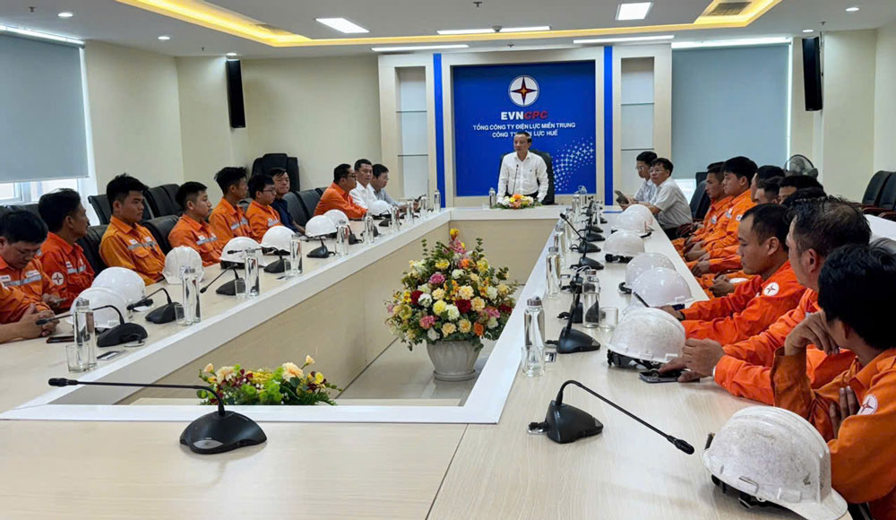 中部電力総公社(EVNCPC)は、台風5号後のハティン電力会社の電力網復旧を支援するために、200人以上の労働者、エンジニアを派遣して出発しました。写真:EVNCPC