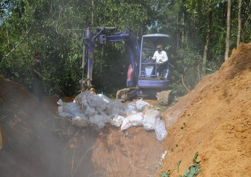 Les forces de l'ordre a Quang Ngai detruisent la quantite de canards infectes par la grippe A/H5N1. Photo : Comite populaire de la commune de Son Tinh
