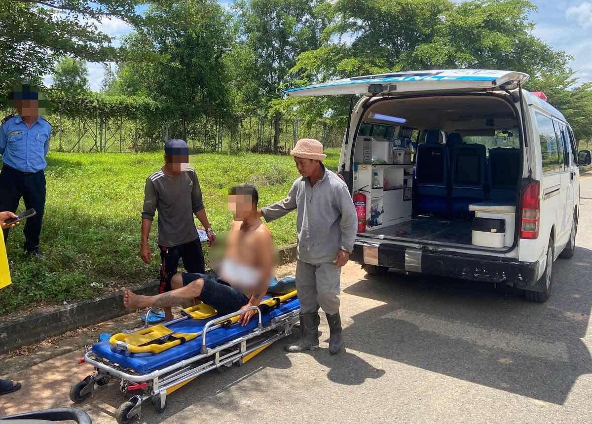 Ông H bị đâm, được xe cứu thương đưa đi cấp cứu. Ảnh: Duy Tuấn 