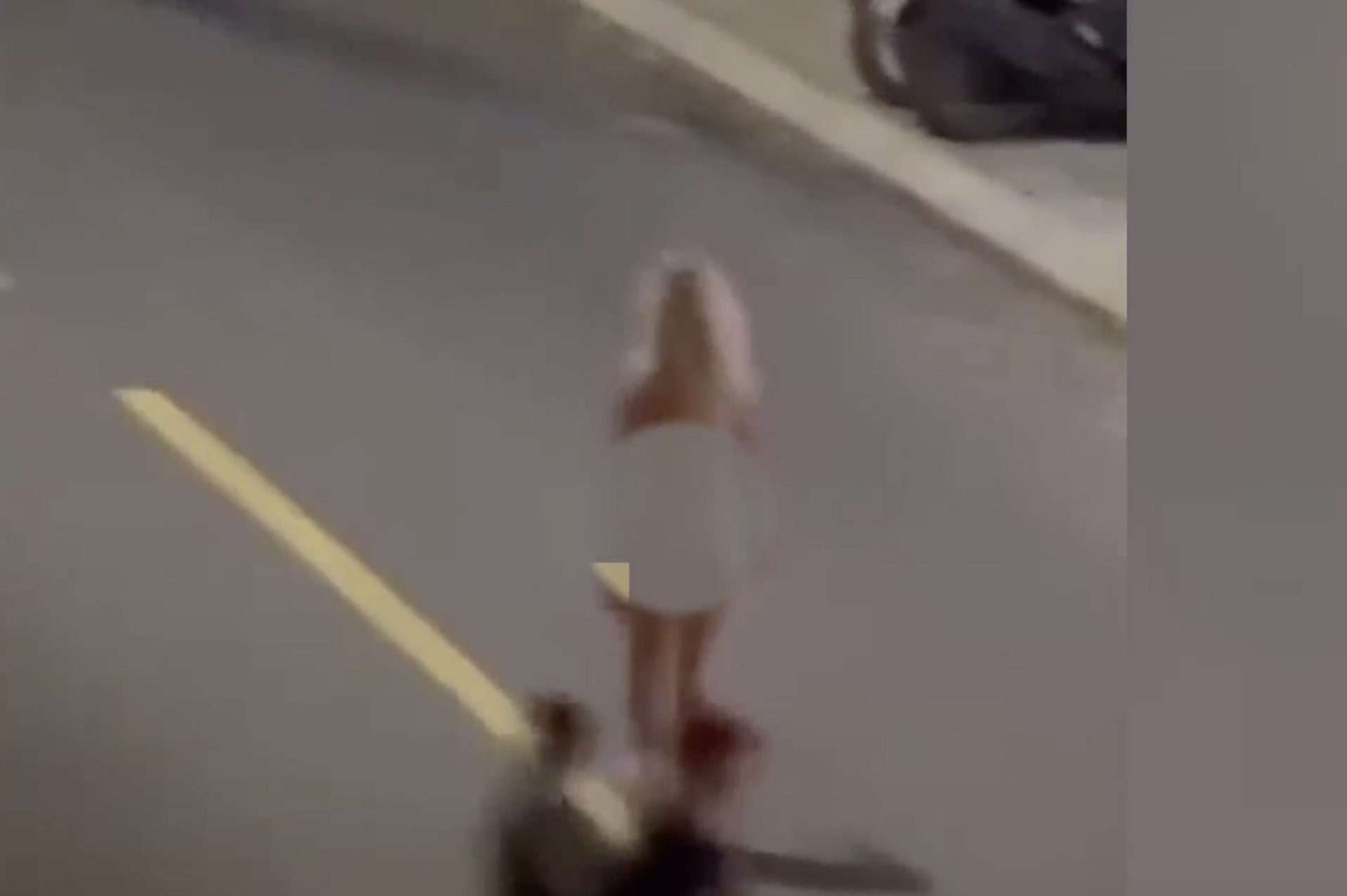 Une femme etrangere nue marche dans les rues de Nha Trang. Photo : Binh Quy