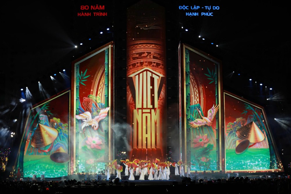 Toan canh san khau “Viet Nam trong toi“. Anh: Anh Duong