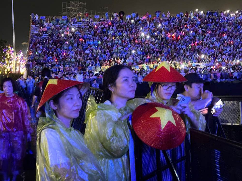 Khan gia doi non, mac ao mua dung hang gio xem Soobin, Hoa Minzy, Erik... Anh: Huyen Chi