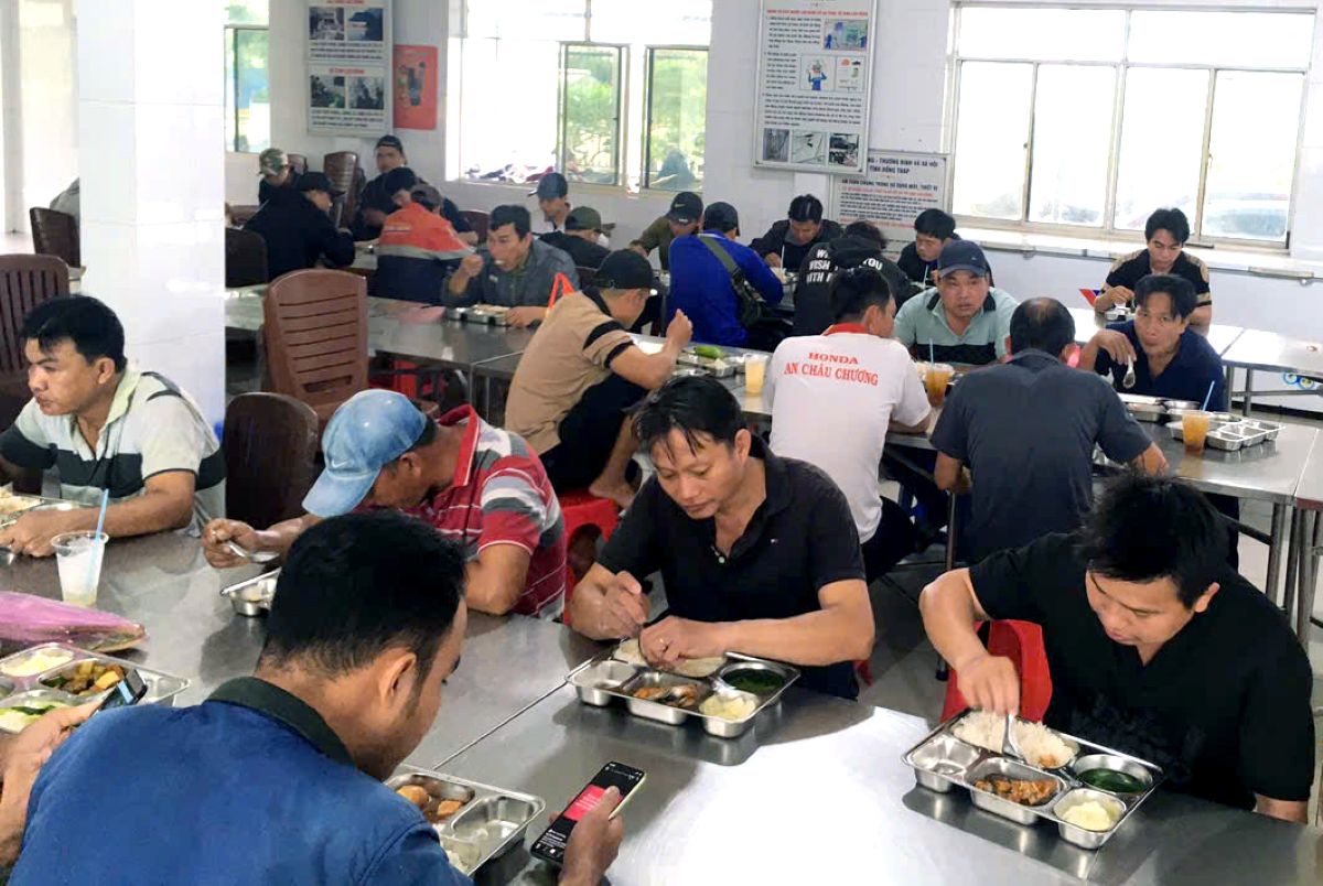 Ngay 26.8.2025, to chuc Cong doan phoi hop cung lanh dao 4 doanh nghiep tai Khu cong nghiep Sa Dec to chuc Bua com Cong doan cho hon 2.000 lao dong. Anh: Thanh Mai