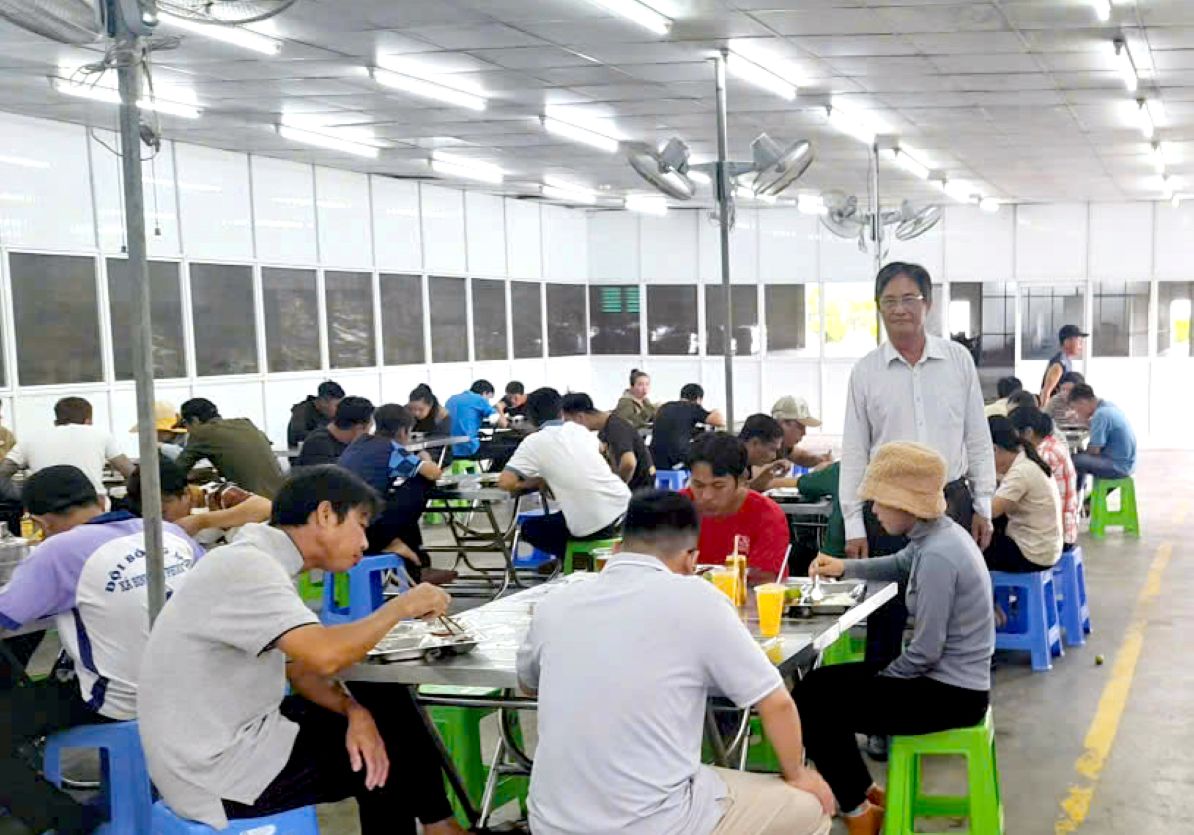 Ngoai viec tang them khau phan so voi ngay thuong, Bua com Cong doan lanh dao cac doanh nghiep con tang thoi gian an nguoi lao dong thuong thuc bua an ngon. Anh: Thanh Mai