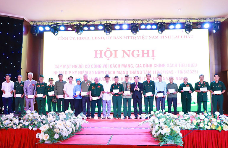 Lai Chau provincial leaders presented gifts to express gratitude to people with revolutionary contributions and exemplary policy families. Photo: Lai Chau Electronic Information Portal