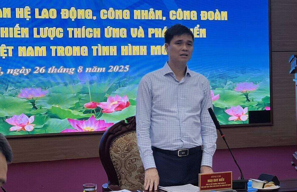 응오주이히에우 베트남 노동총연맹 부위원장이 베트남 노동조합의 적응 및 발전 전략 구축을 위한 노동 관계 상황 조사에서 발언하고 있습니다. 사진: 끼에우부
