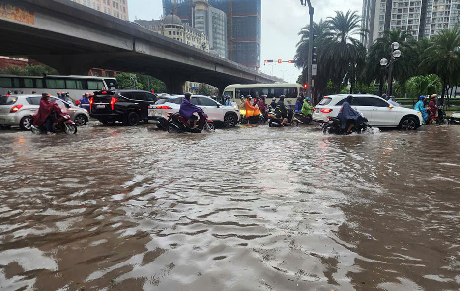 Mua lon, ngap ung khien giao thong dinh tre tren nhieu tuyen duong o Ha Noi ngay 26.8. Anh: Minh Hanh