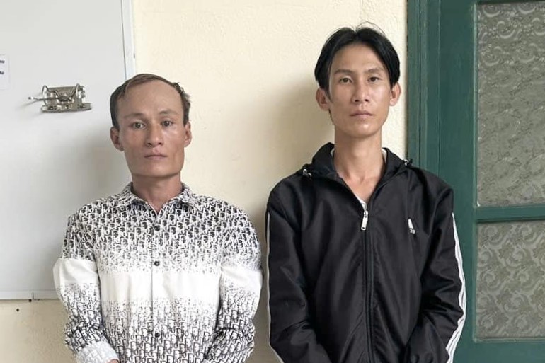 공안에 체포된 재산 절도 용의자 2명은 휴대폰 20대입니다. 사진: 타이빈