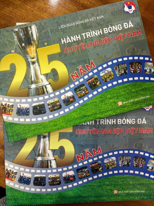 Cuon sach “25 nam Hanh trinh bong da chuyen nghiep Viet Nam. Anh: VFF