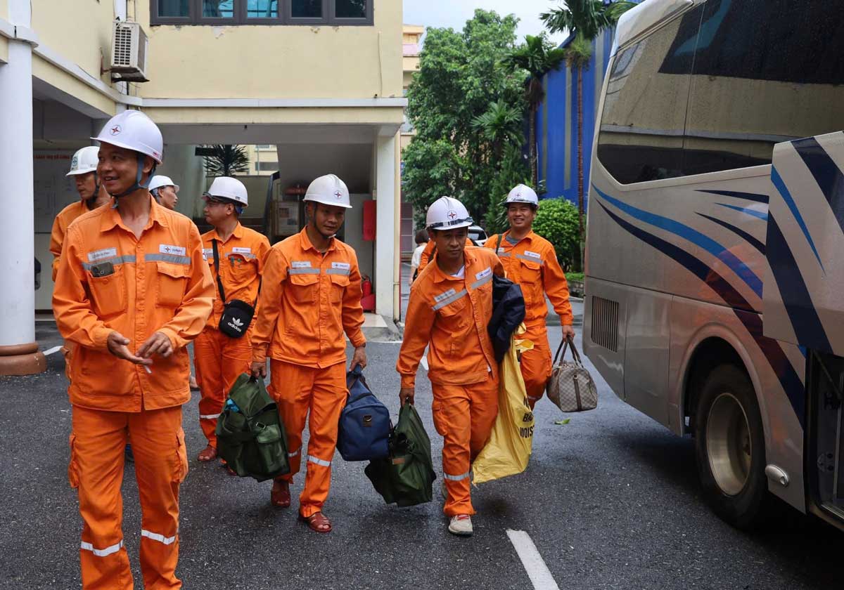 Hung Yen電力会社の突撃隊が、Nghe An省の送電網システムの復旧支援に出発。写真:Hung Yen電力会社