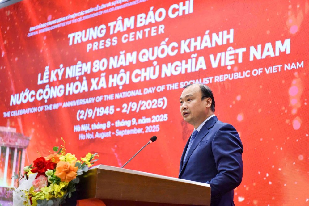 Thu truong Thuong truc Bo Van hoa The thao va Du lich Le Hai Binh - Giam doc Trung tam Bao chi Le ky niem. Anh: Tran Vuong