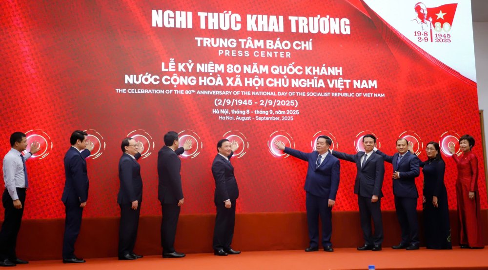 Delegates performed the opening ceremony of the Press Center to celebrate the 80th anniversary of National Day. Photo: Tran Vuong