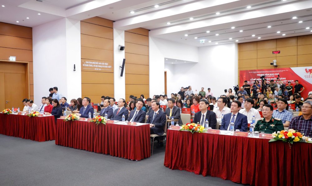 Cac dai bieu du Le ky niem. Anh: Tran Vuong