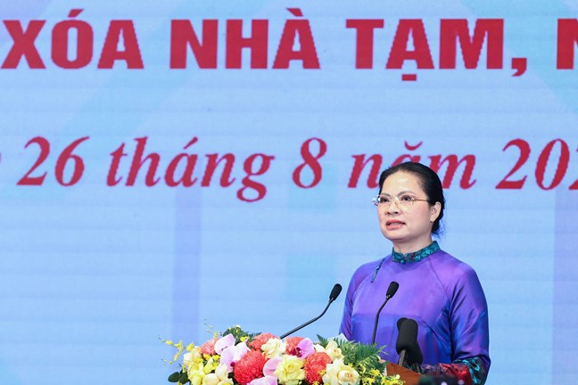 하 티 응아 베트남 조국전선 중앙위원회 부위원장이 8월 26일 임시 주택 허술한 주택 청소를 위한 전국적인 협력 운동 요약 회의에서 연설하고 있습니다. 사진: 꽝 빈