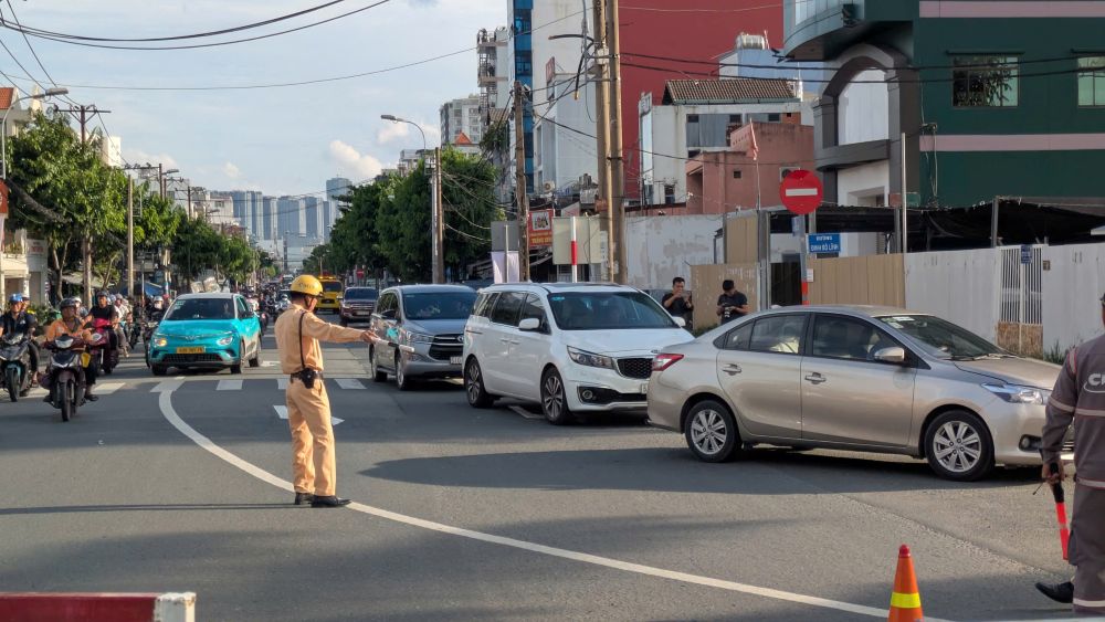 CSGT huong dan cac phuong tien di chuyen sang lo trinh khac. Anh: Anh Tu