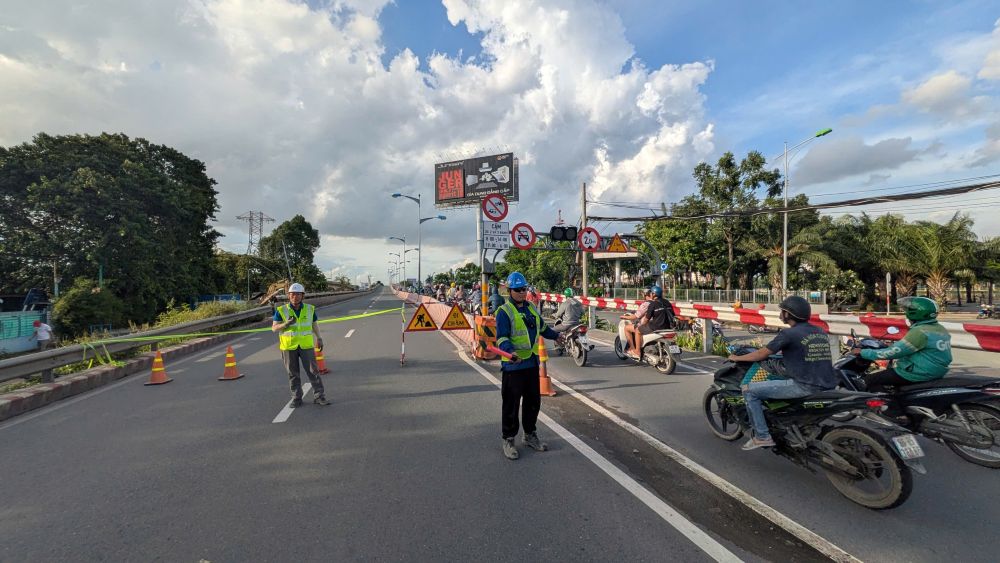 Khoang 16h40 ngay 26.8 bat dau cam oto di chuyen len cau Binh Trieu 1. Anh: Anh Tu