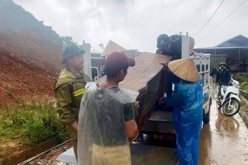 Luc luong tai cho xa Song Khua, tinh Son La giup nguoi dan di roi tai san den noi an toan. Anh: Nhat Minh.