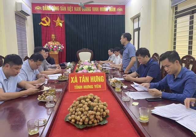 中央代表団は、ハング・イェン州のタン・ハング・コミューンで働いていました。写真：タン・ハング・コミューン