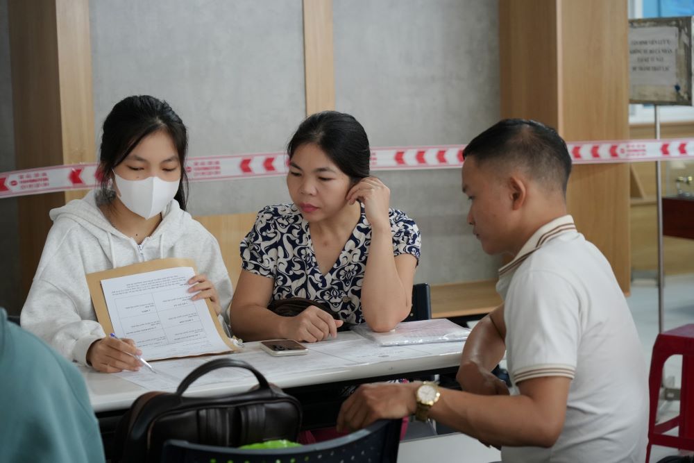 More than 2,700 new students in Da Nang enrol early, the procedure only takes a few minutes. Photo: Tran Thi
