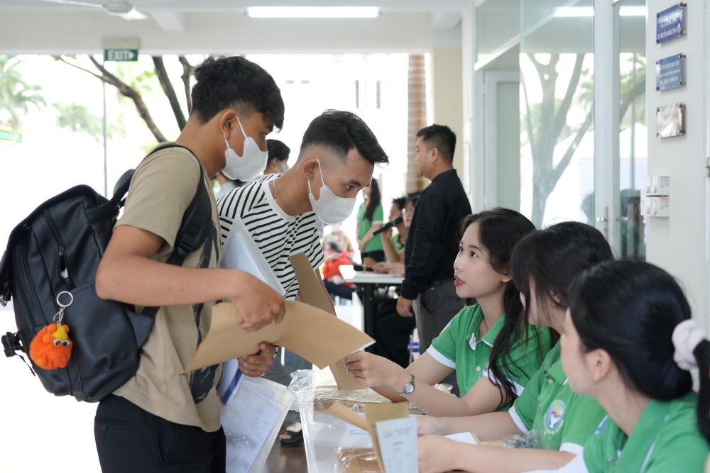 Nha truong bo tri bon buoi trong hai ngay, moi buoi tiep nhan khoang 800 sinh vien tai cac hoi truong lon, trang bi dieu hoa va nhieu ban thu ho so. Anh: Tran Thi