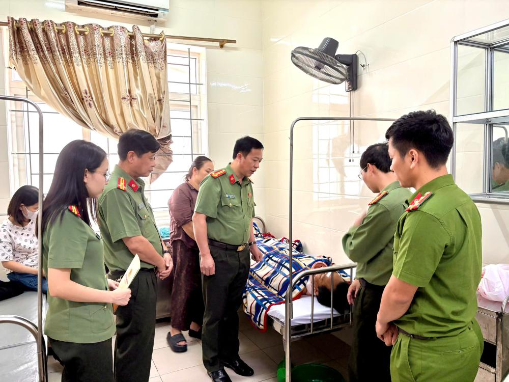 ハティン省公安幹部が、台風5号後の倒木の片付けを住民が手伝った際に負傷したフン中佐を訪問し、励ました。写真:ハティン省公安.