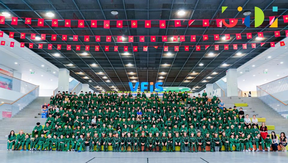 Students of the Vietnam - Finland International School (VFIS) participated in the "Courage of the School" activity to practice physical strength, discipline and patriotism. Photo: School