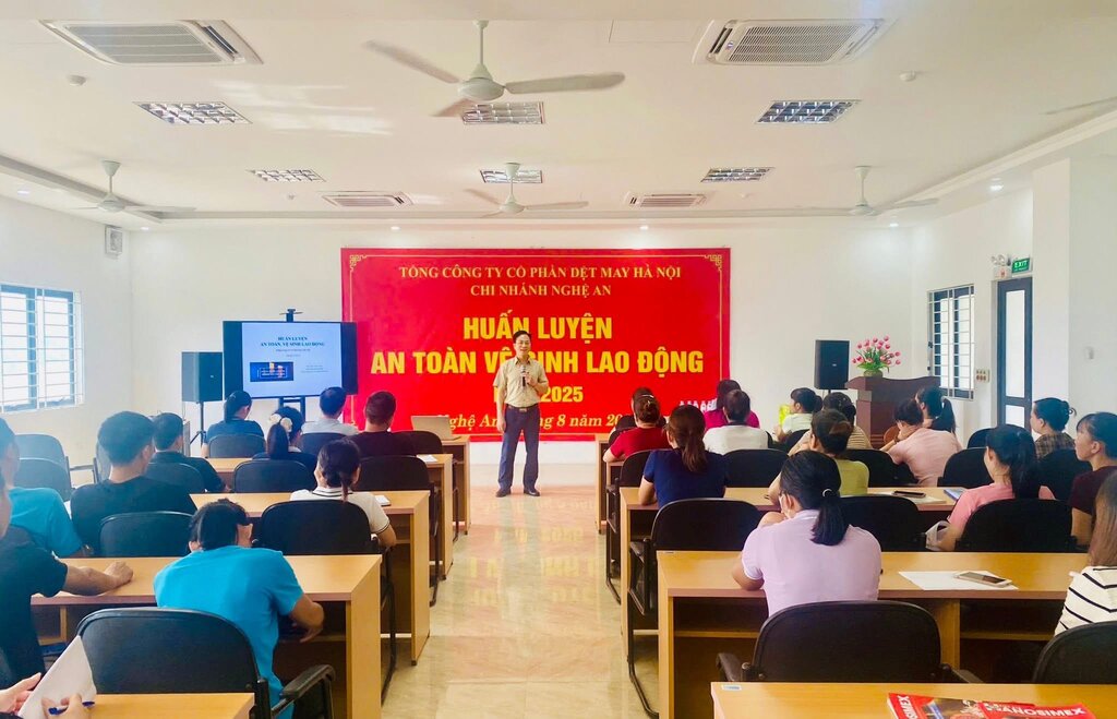 지점은 노동자를 위한 산업 안전 보건 교육을 조직합니다. 사진: Thu Thuy