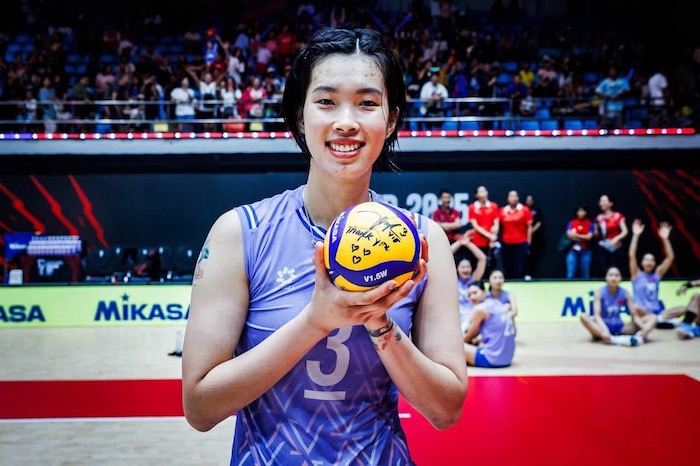 Chu cong Thanh Thuy giao luu voi fan sau tran dau cua tuyen bong chuyen nu Viet Nam. Anh: FIVB