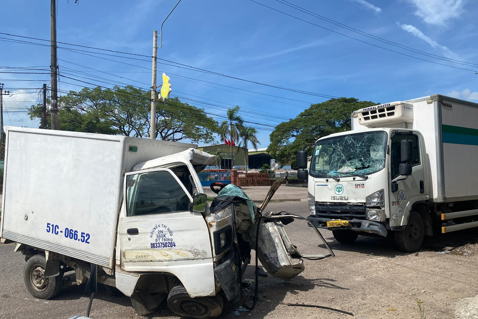 국도 19호선(잘라이성)에서 발생한 트럭 2대 간의 사고로 운전기사 1명이 사망했습니다. 사진: Nguyen Chon