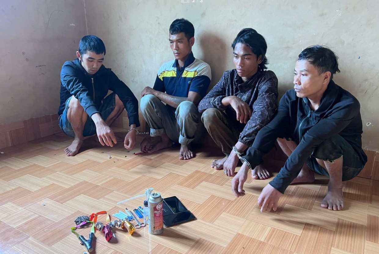 마약 불법 사용 용의자 그룹이 기능 부대에 의해 발견되어 처리되었습니다. 사진: 공안 제공