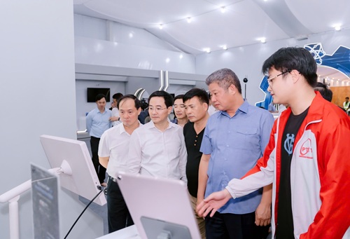 Pho chu tich UBND Thanh pho Ha Noi Nguyen Manh Quyen kiem tra cong tac chuan bi cho su kien. Anh: Hanh Phuc