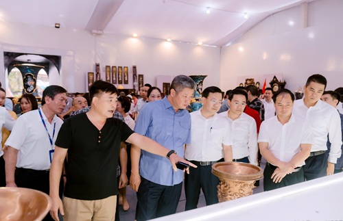 Pho chu tich UBND Thanh pho Ha Noi Nguyen Manh Quyen kiem tra cong tac chuan bi cho su kien. Anh: Hanh Phuc