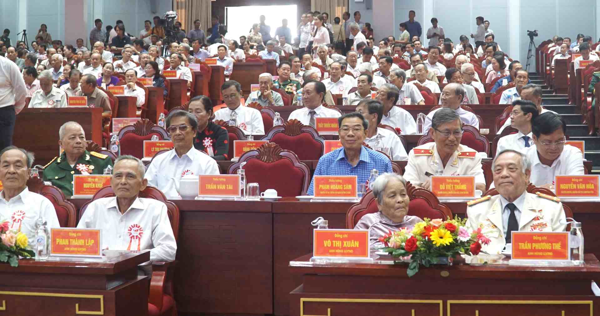 Nhieu dai bieu la nguyen lanh dao, lanh dao hai tinh Ca Mau, Bac Lieu cung tham du buoi le. Anh: Nhat Ho