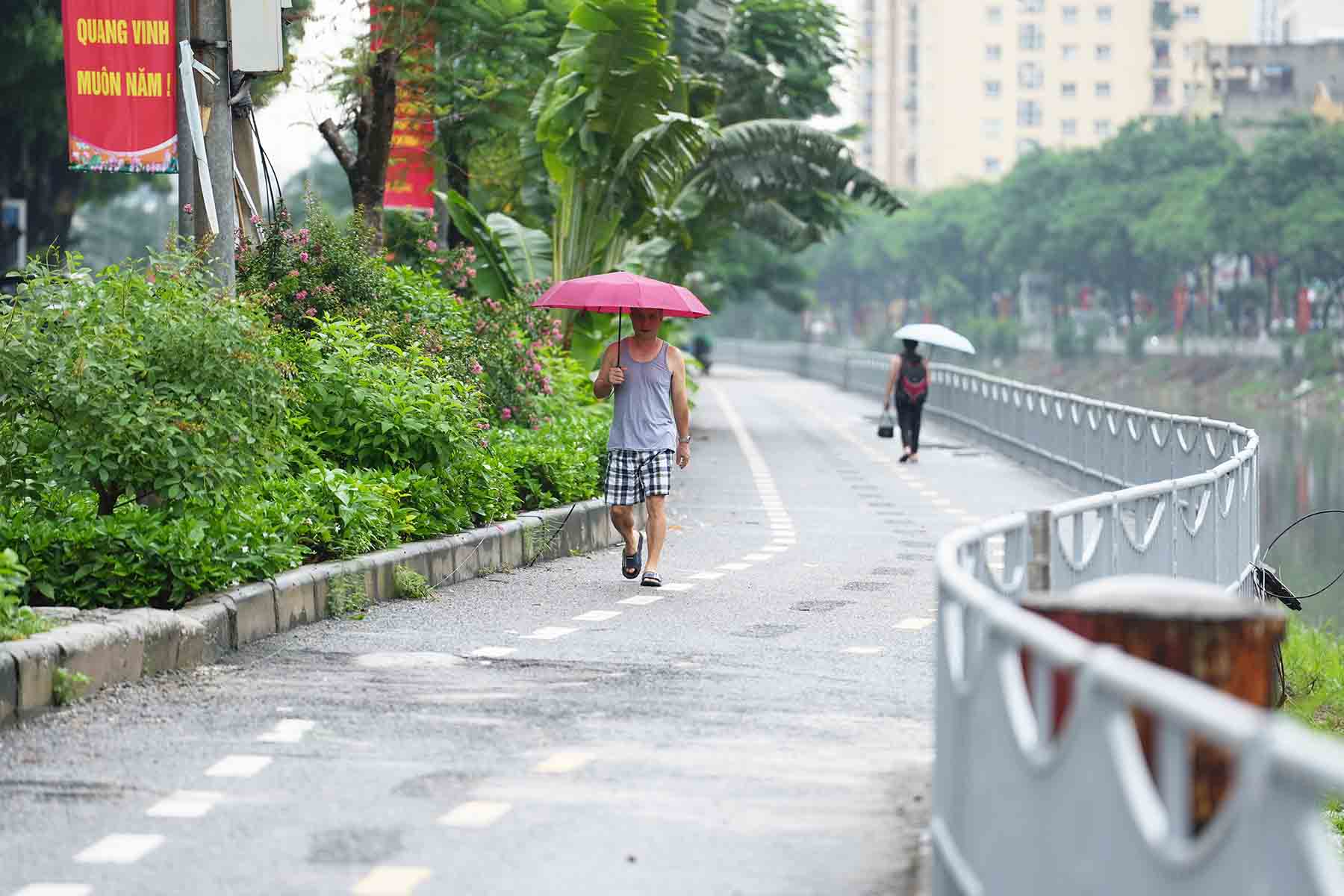 Nguoi dan di bo doc song To Lich, chieu 26.8. Anh: Song Huu