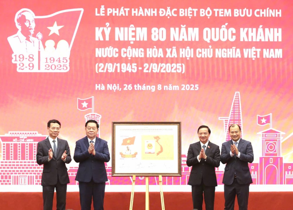 Delegates performed a special issuance ceremony for the Postmark "Celebrating the 80th Anniversary of the Socialist Republic of Vietnam. Photo: Tran Vuong