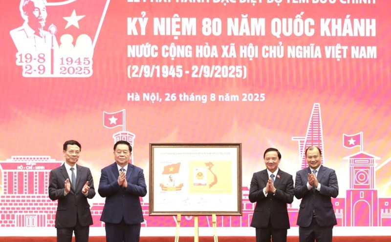 Delegates performed a special issuance ceremony for the Postmark "Celebrating the 80th Anniversary of the Socialist Republic of Vietnam. Photo: Tran Vuong