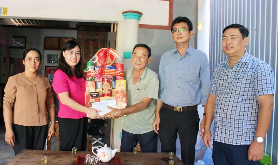 Chu tich LDLD tinh Ca Mau tang qua, tham hoi, dong vien gia dinh ong Truong Tan Ngo, la thuong binh suy giam kha nang lao dong 26%, ngu tai ap My 1, xa Phuoc Long. Anh: Thieu Vu