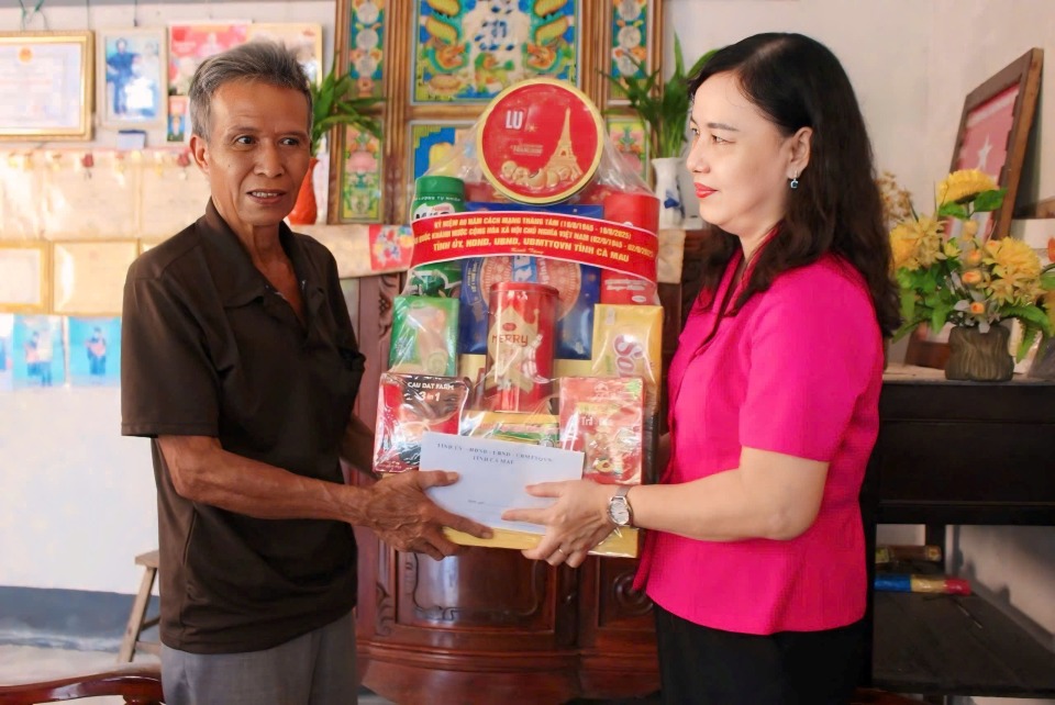 Chu tich Lien doan Lao dong tinh Ca Mau Huynh Ut Muoi tham hoi suc khoe, doi song va trao qua gia dinh ong Luu Van Hon, la thuong binh suy giam kha nang lao dong 22%, ngu tai ap Phuoc 3A. Anh: Thieu Vu