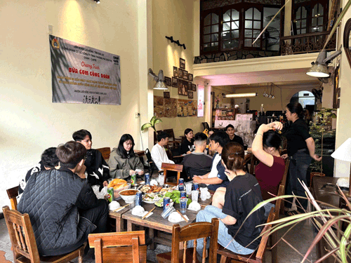 노동조합원의 따뜻한 노동조합 식사. 사진: 탄 뚜언