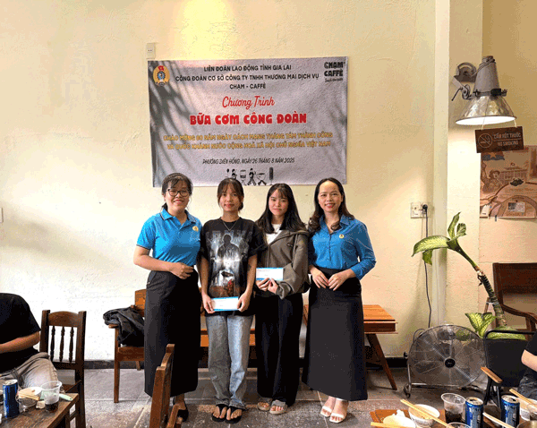 Cong doan phuong Dien Hong tang qua cho doan vien kho khan. Anh: Thanh Tuan 