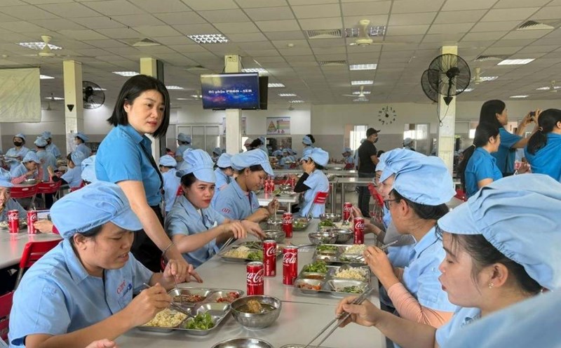 Ms. Nguyen Ngoc Huyen - Vice President of the Dak Lak Provincial Federation of Labor visited union members and workers in the "Union Meal" program. Photo: Thuy Thao